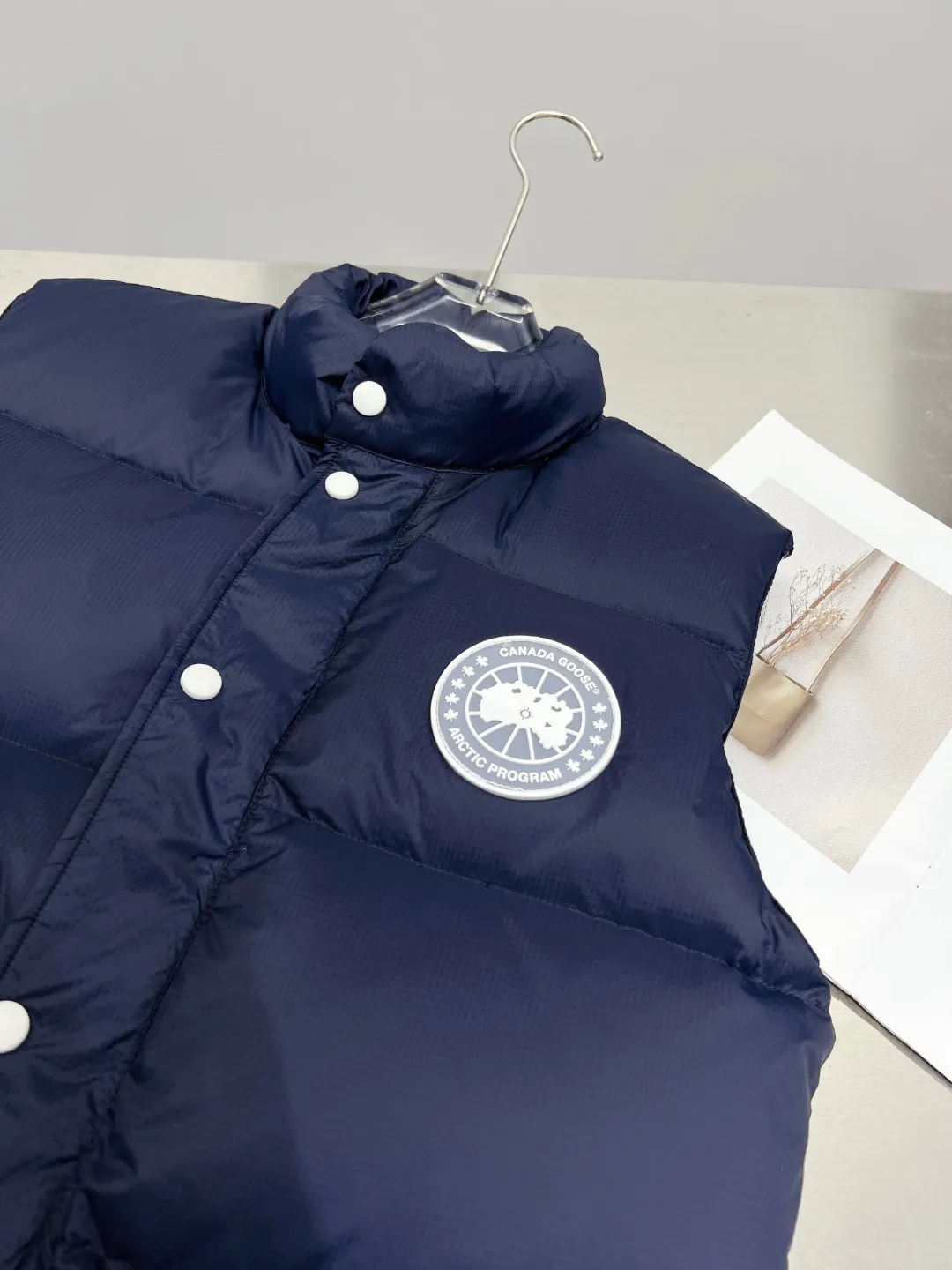 P480 𝗖𝗔𝗡𝗔𝗗𝗔 𝗚𝗢𝗢𝗦𝗘/Canada Goose White Label Glacier Vest Down Jacket Freestyle Vest THEICON This excellent down-filled vest can be freely layered with a variety of clothes, making it a favorite during the changing seasons. It's classic, versatile and provides excellent warmth. The Northern Lights capsule collection is reimagined in rich tones inspired by the stunning colors of Canada's north. The Glacial Haze capsule collection is revamped with a striking and layered color palette that evokes the feeling of being caught in the mist surrounding icebergs and glaciers. The top original replica version refers to the highest version in China (there is no one) (it is a piece of craftsmanship to make a piece of clothing that is ZP when placed in the counter) 1⃣ Made of original custom-made double plain 9500-100% nylon nylon fabric, windproof, waterproof and stain-resistant 2⃣ Filled with national standard Guangzhou Inspection white duck down, the amount of down is more than twice that of ordinary goods.  3⃣The zipper is customized from Yoshida YKK factory, with clear engraving and perfect and smooth texture. 4⃣Collar label, armband, back label, hangtag, complete anti-counterfeiting mark. Color: black, white, mood blue, melted water blue, graphite gray, purple. Size: XS S M L XL XXL